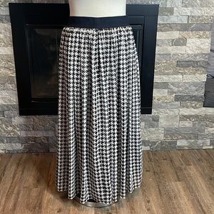 Talbots black and white chiffon skirt 6p approx 39inches long